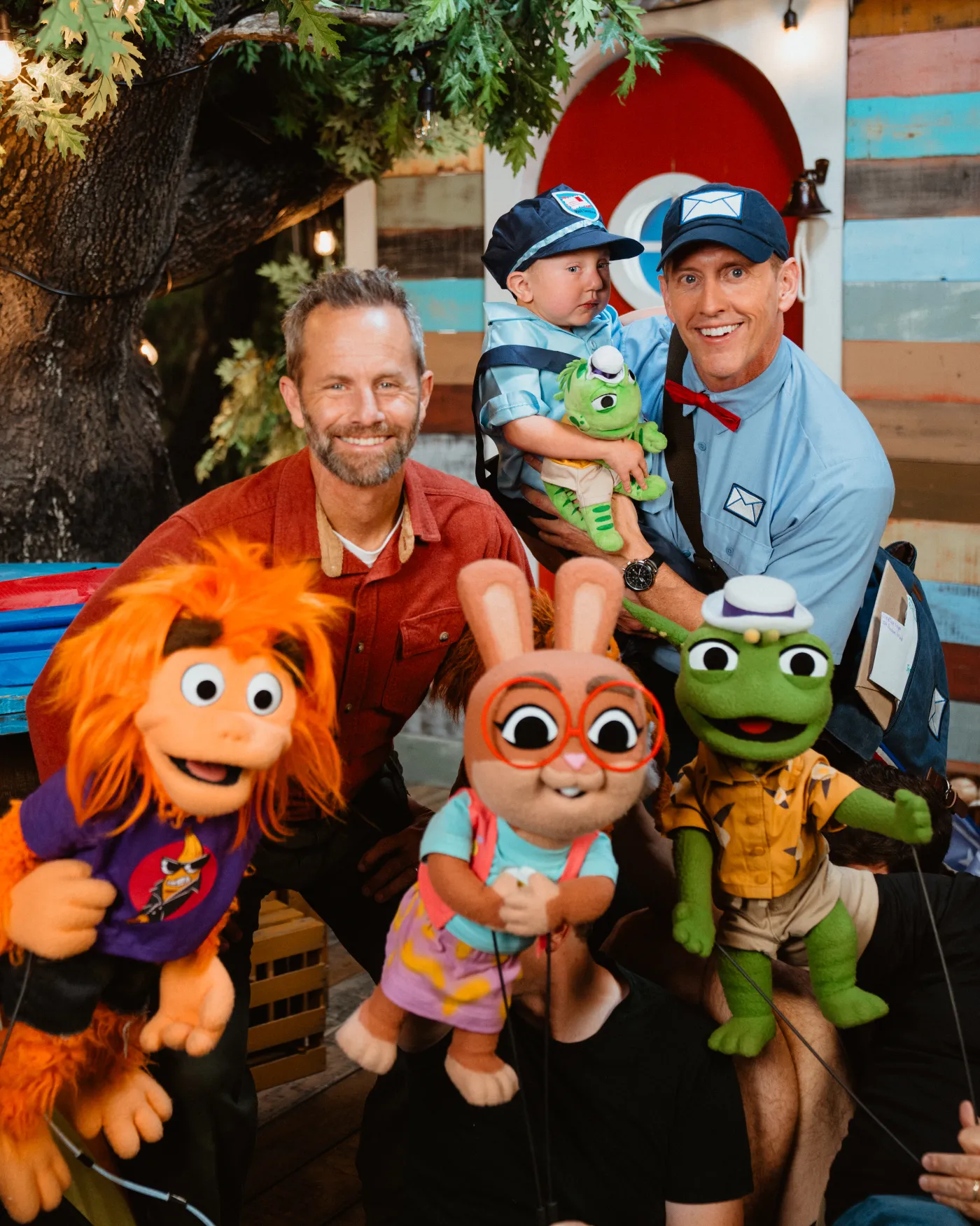 Kirk Cameron and the Iggy and Mr. Kirk cast holding their puppet characters